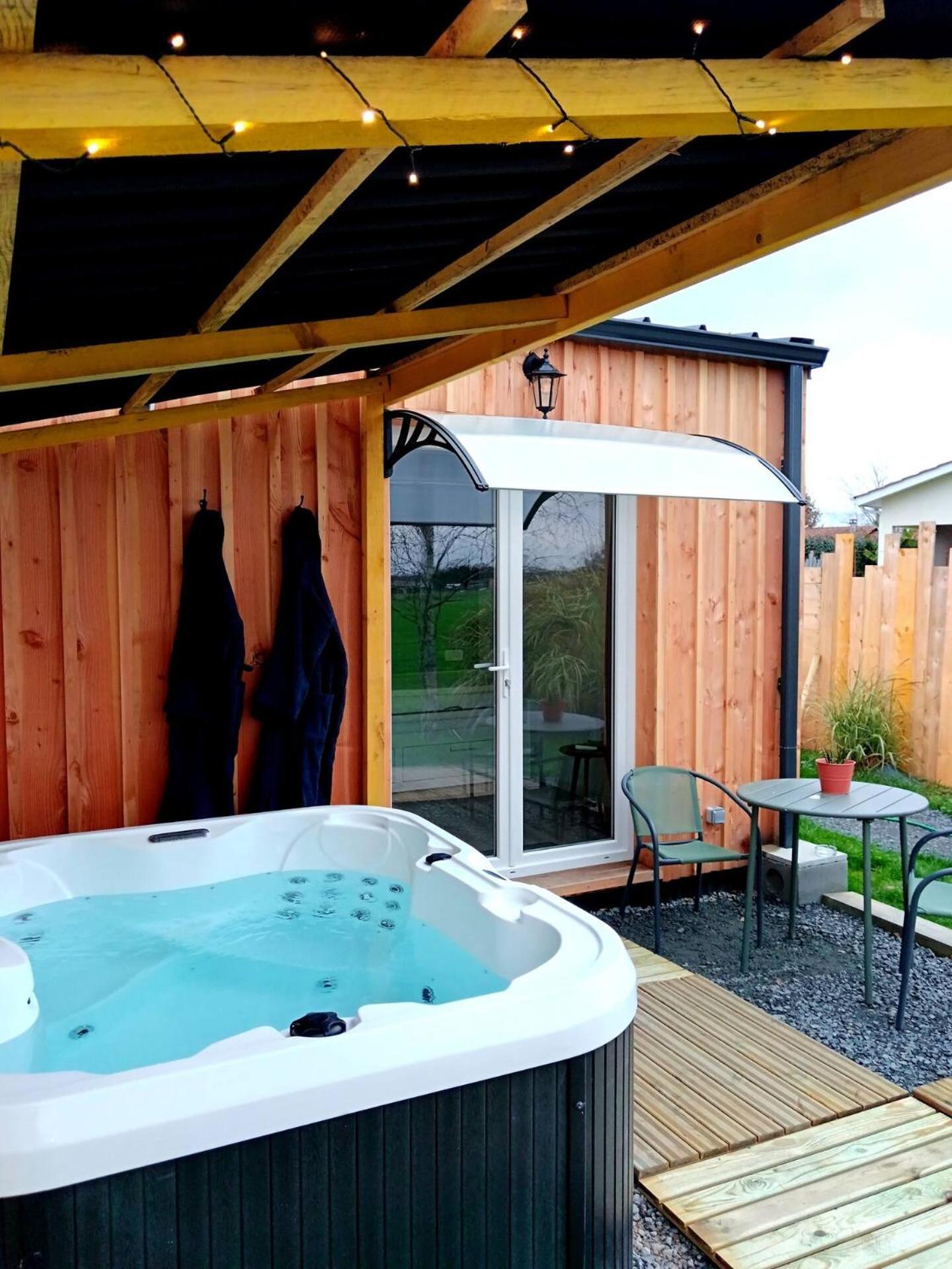 Chalet Cosy Avec Option Jacuzzi Saint-Genes-de-Fronsac Exterior foto